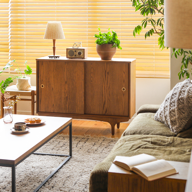 手作りの木製キャビネットが目を惹く テーブルラジオ